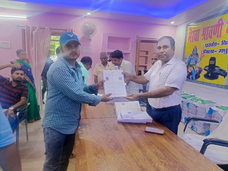 Madhubani News : पुनरीक्षण कार्य को लेकर बीएलओ के बीच कीट वितरण प्रारंभ