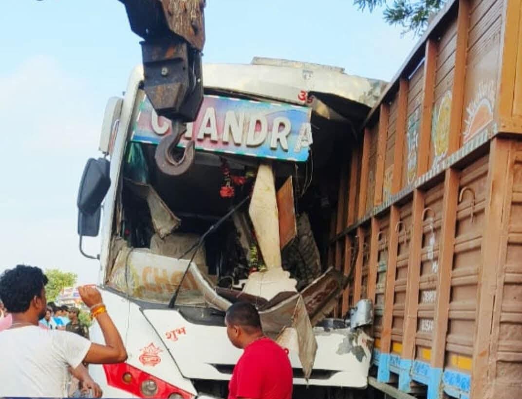 Madhubani News : एनएच 27 पर खड़े ट्रक से टकरायी बस, 18 यात्री घायल