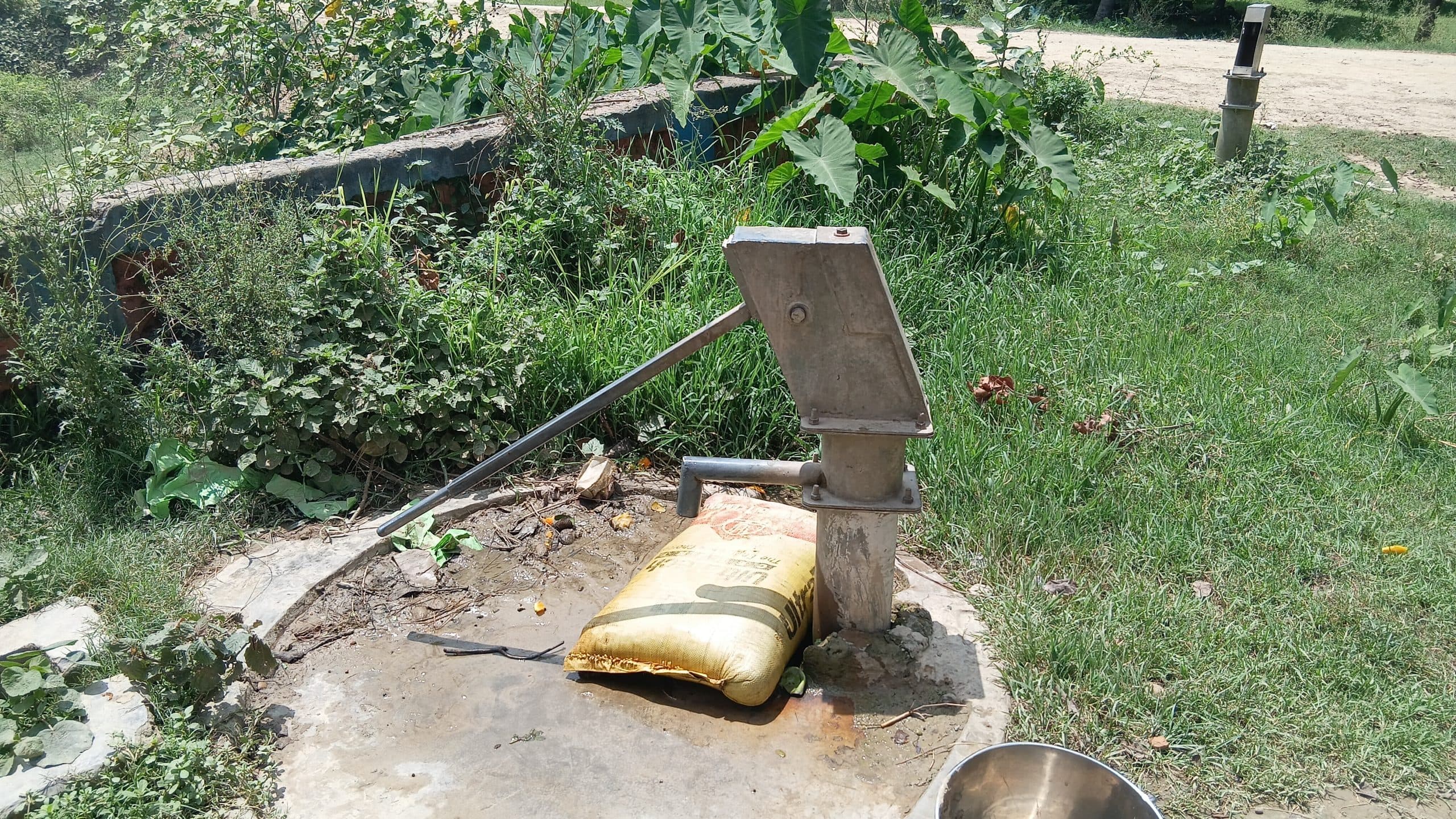 Madhubani News : चापाकल दो फीट नीचे धंसा, पेयजल समस्या गहरायी