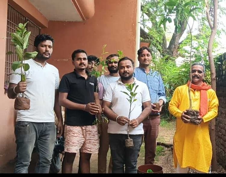 Giridih News :एक पेड़ मां के नाम अभियान के तहत लगाया पौधे