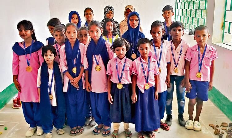 Chaibasa News : मिट्टी की सामग्री बनाने में इंशा फातमा को मिला प्रथम स्थान