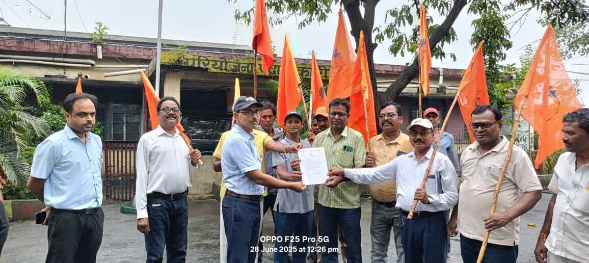 Bokaro News : कर्मियों की समस्याओं को लेकर प्रबंधन को मांग पत्र सौंपा