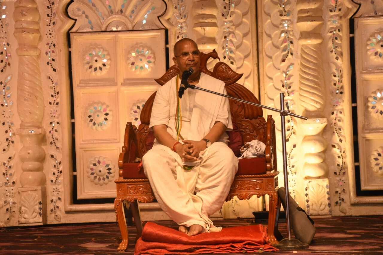 Dhanbad News : समय के साथ बढ़ रहा है कलियुग का प्रभाव : देवकी नंदन प्रभु