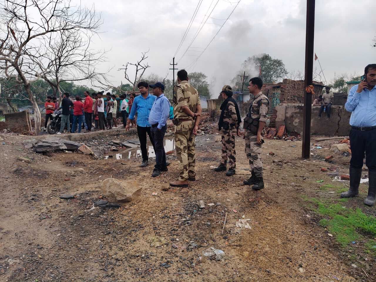 Dhanbad News : बांसजोड़ा 12 नंबर में घर के आंगन में बना गोफ, आग की लपटें उठने व गैस रिसाव से दहशत