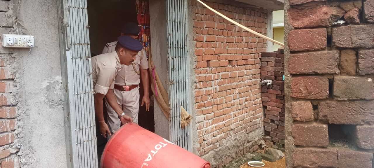 Dhanbad News : भूली में मिली नकली शराब की मिनी फैक्ट्री, एक गिरफ्तार