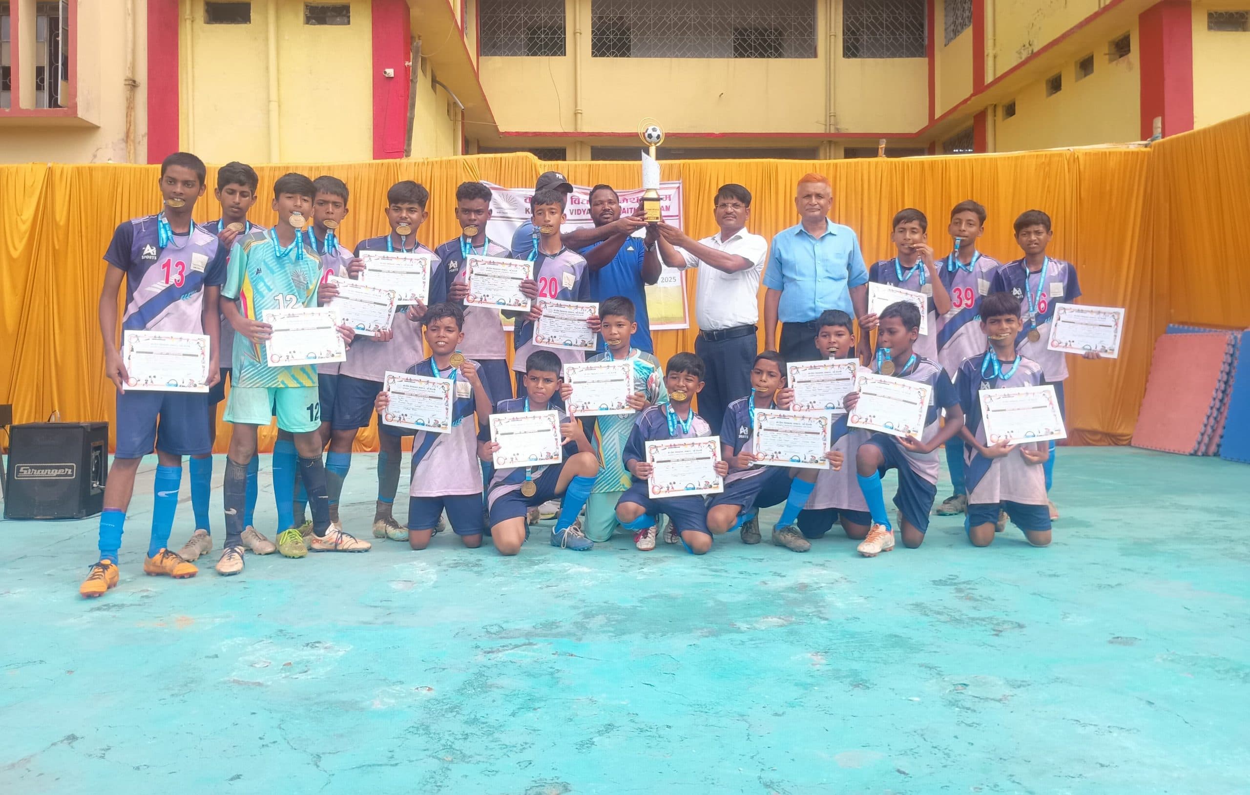 Dhanbad News: केंद्रीय विद्यालय मैथन की टीम बनी चैंपियन