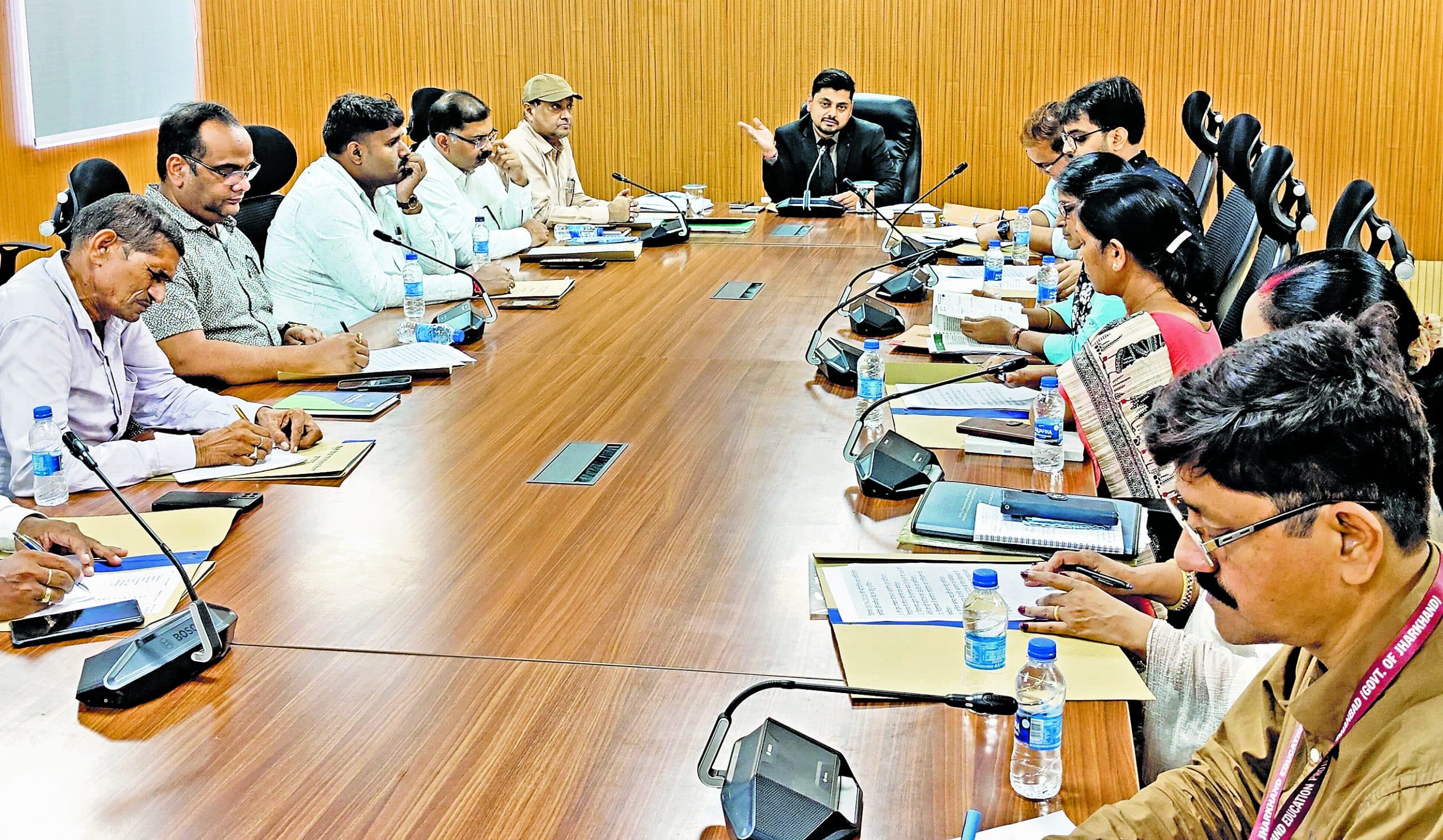 Dhanbad News : सड़क का अतिक्रमण करने वाले व्यवसायियों पर होगी कार्रवाई : डीसी