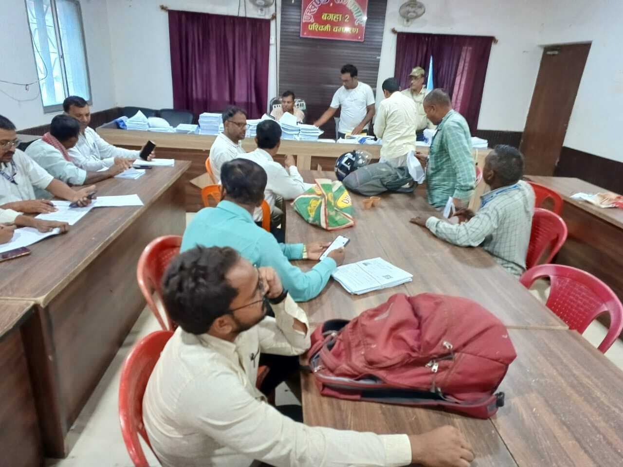 Bettiah : बीएलओ डोर टू डोर जाकर मतदाताओं का करेंगे सत्यापन