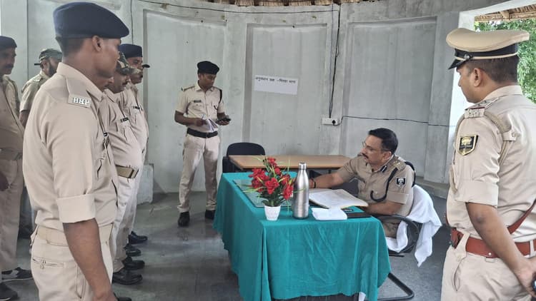 Bettiah : एसपी ने एस ड्राइव अभियान के क्रम में भितहा थाना का किया निरीक्षण
