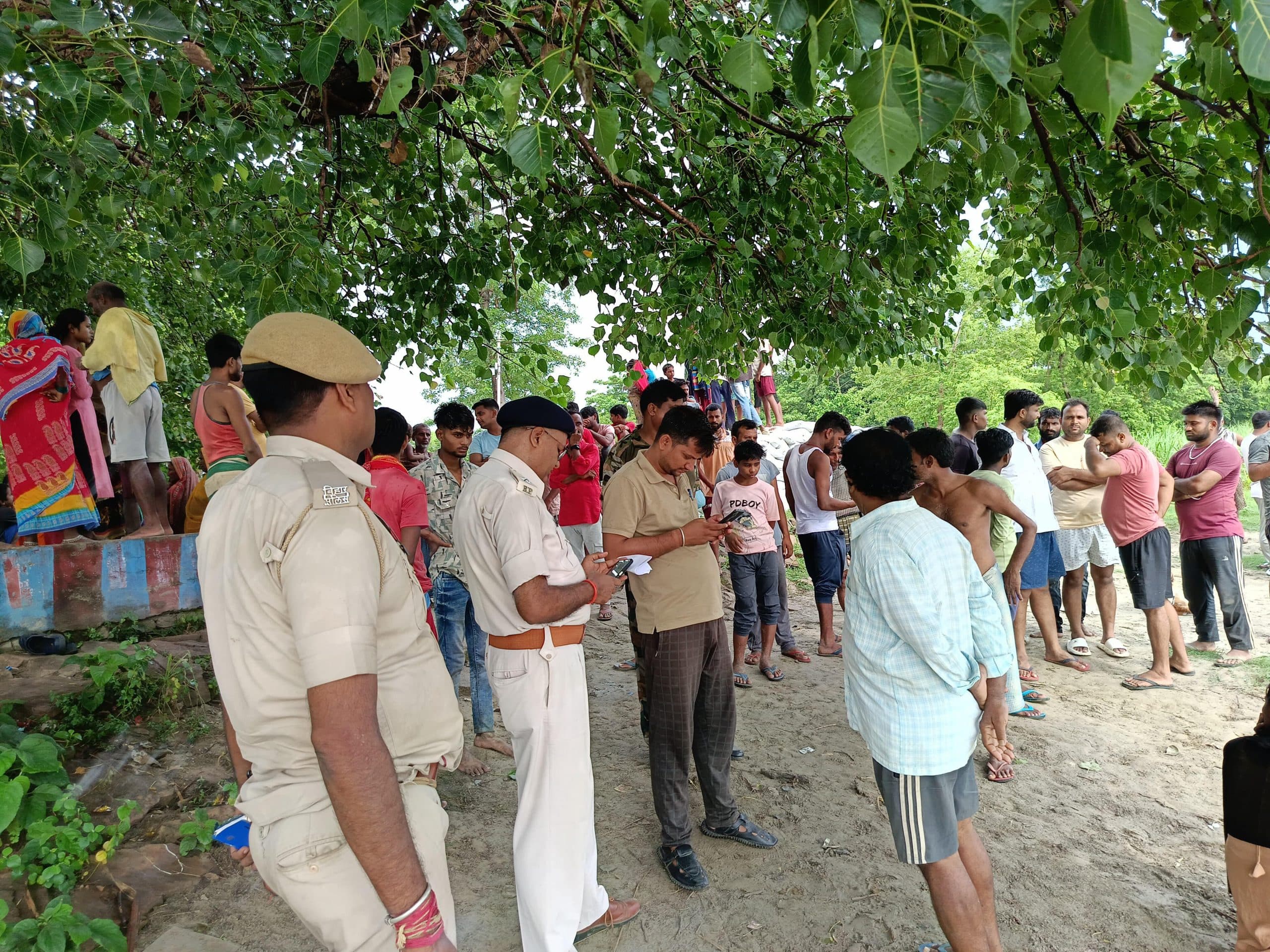 Bettiah : दोस्तो के साथ गंडक नदी में स्नान करने गया युवक लापता, नदी में एक साथ तीन दोस्त गए थे स्नान करने, पैर फिसलने से गहरे पानी में डूबा