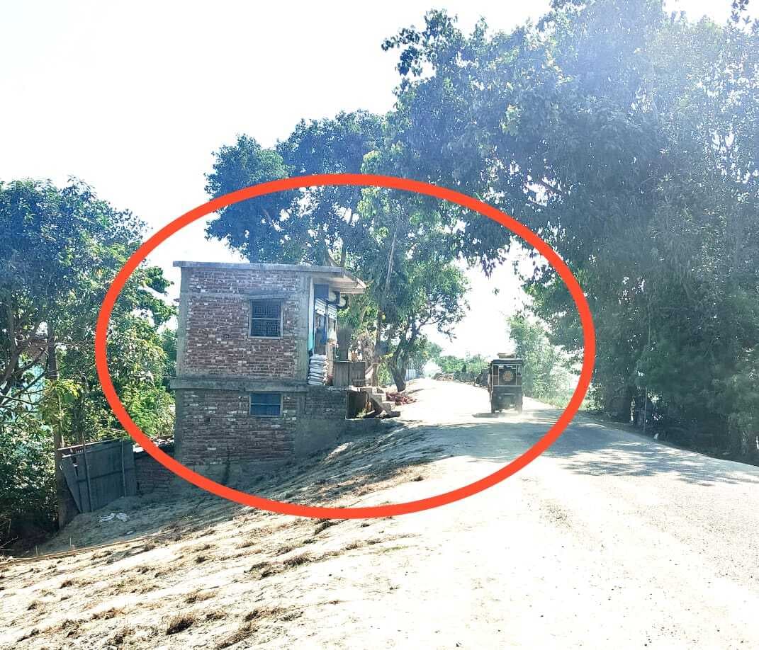 कोसी पूर्वी तटबंध पर दो मंजिला इमारत का निर्माण