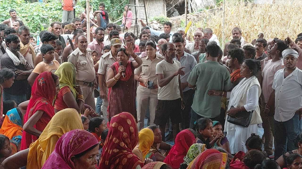 hajipur news. प्रताड़ित महिला को न्याय दिलाने के लिए लगी महापंचायत, दो आरोपित हिरासत में