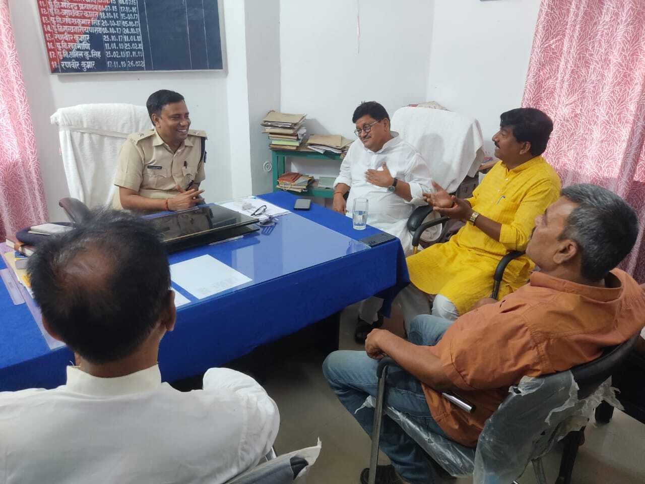 ऋतिक मोदी मामले अब तक की कार्रवाई से असंतुष्ट जनप्रतिनिधियों ने थाना प्रभारी से की मुलाकात