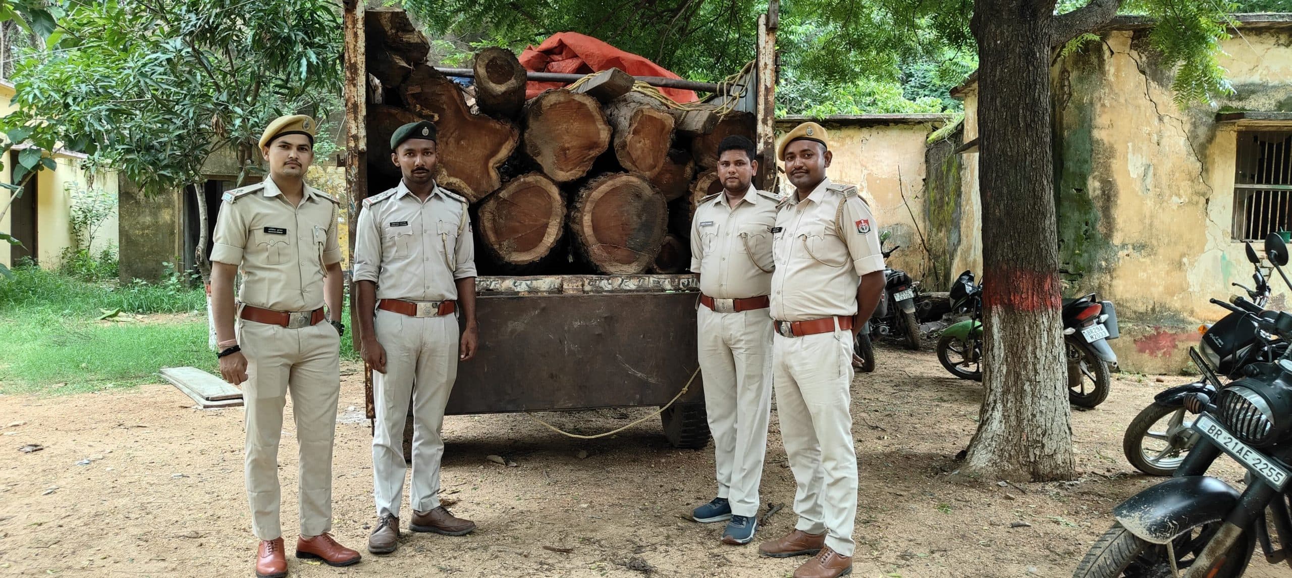 वन विभाग की टीम ने शीशम लकड़ी लदे वाहन को किया जब्त