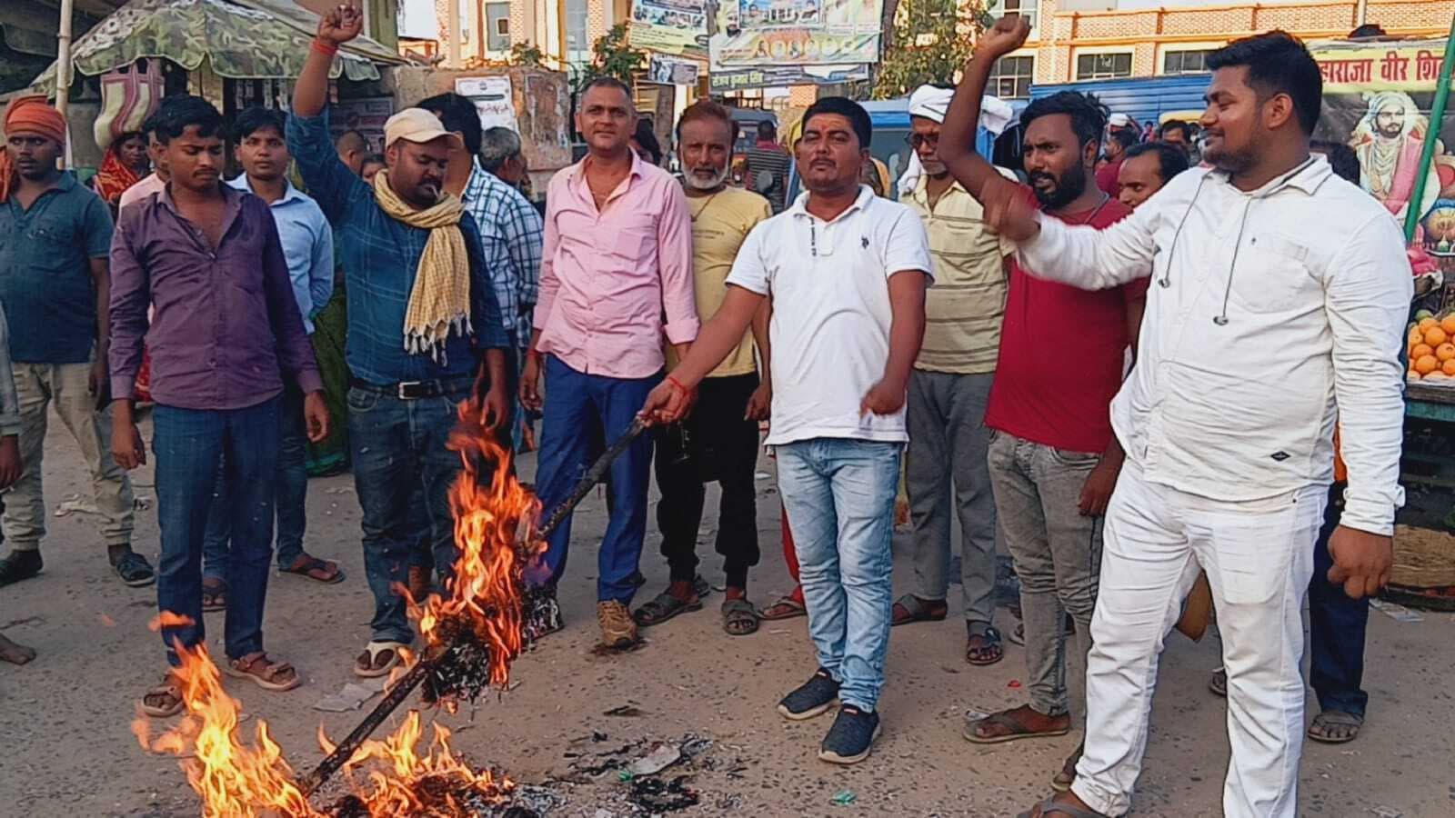 स्वास्थ्य मंत्री व खगड़िया सांसद का जलाया पुतला