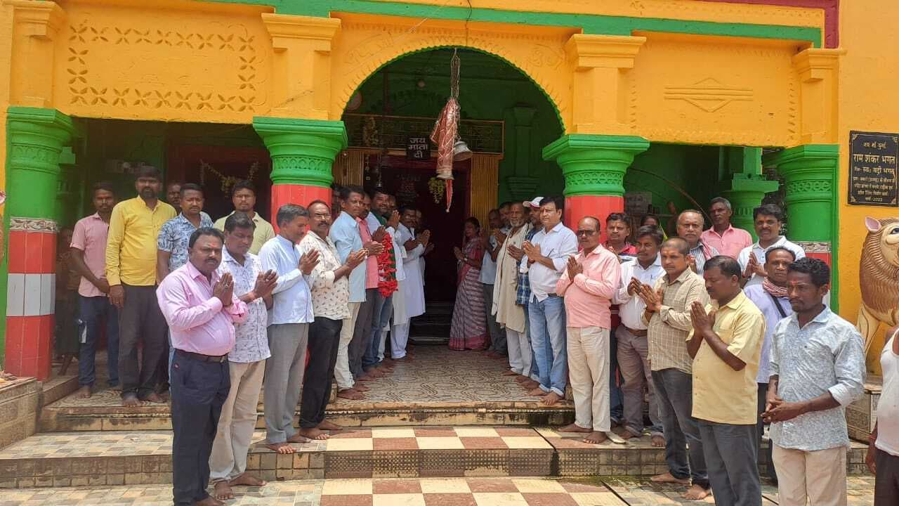 गुरुजी के स्वास्थ्य में सुधार के लिए जामा विधायक ने भालसुमर दुर्गा मंदिर में की पूजा-अर्चना