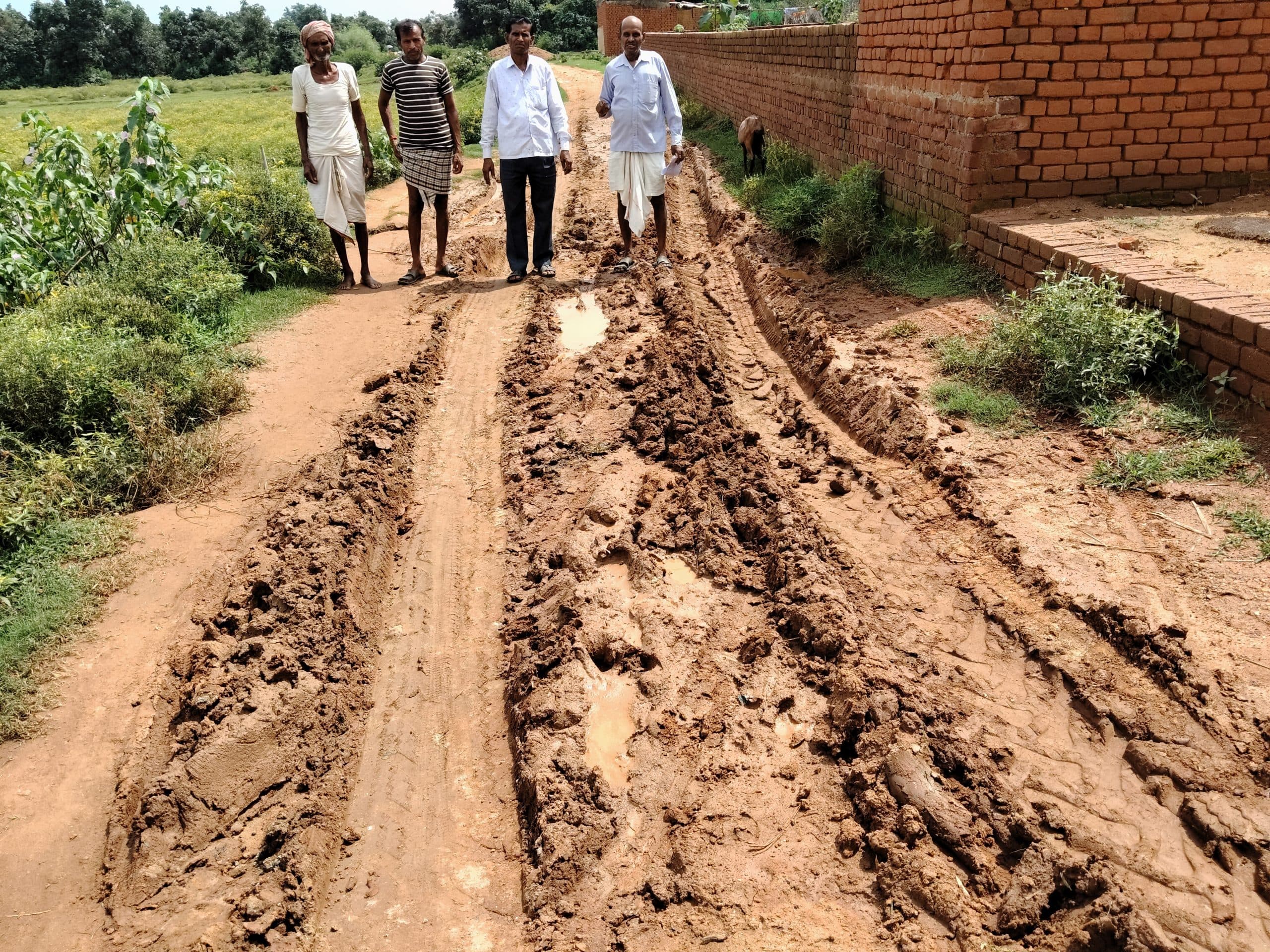 देवीपुर में लोगों ने सड़क निर्माण कराने की मांग की
