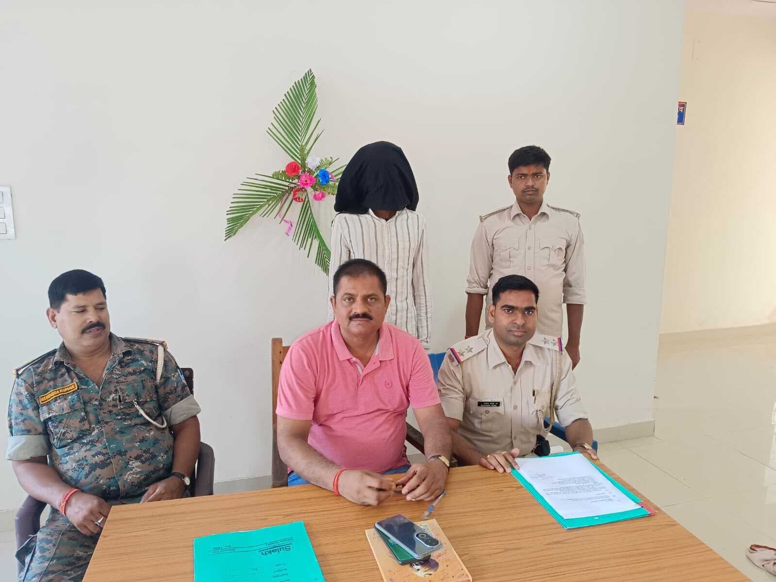 सरैयाहाट के बंदरी गांव से पुलिस ने साइबर अपराधी को दबोचा