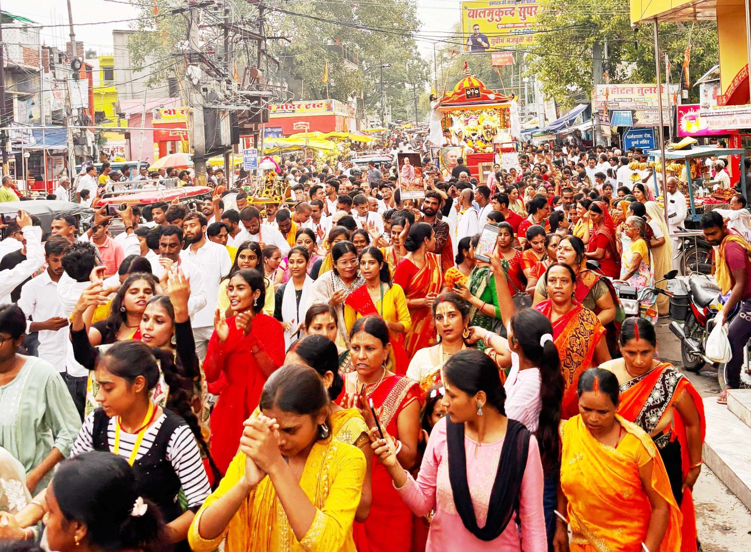 रथ पर विराजमान भगवान को कराया नगर भ्रमण