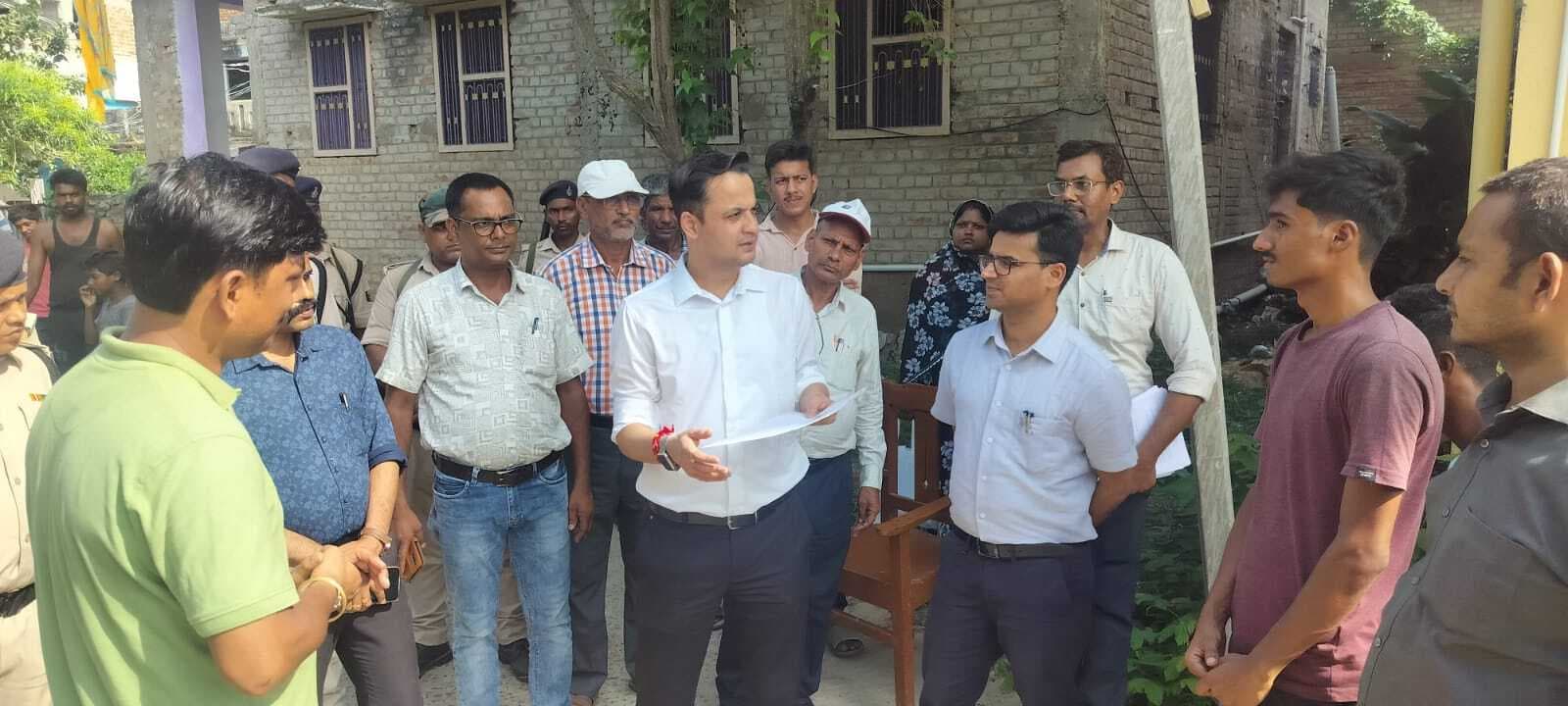 Madhubani News : मतदाता सूची का विशेष गहन पुनरीक्षण : डीएम बांट रहे एन्यूमरेशन फॉर्म