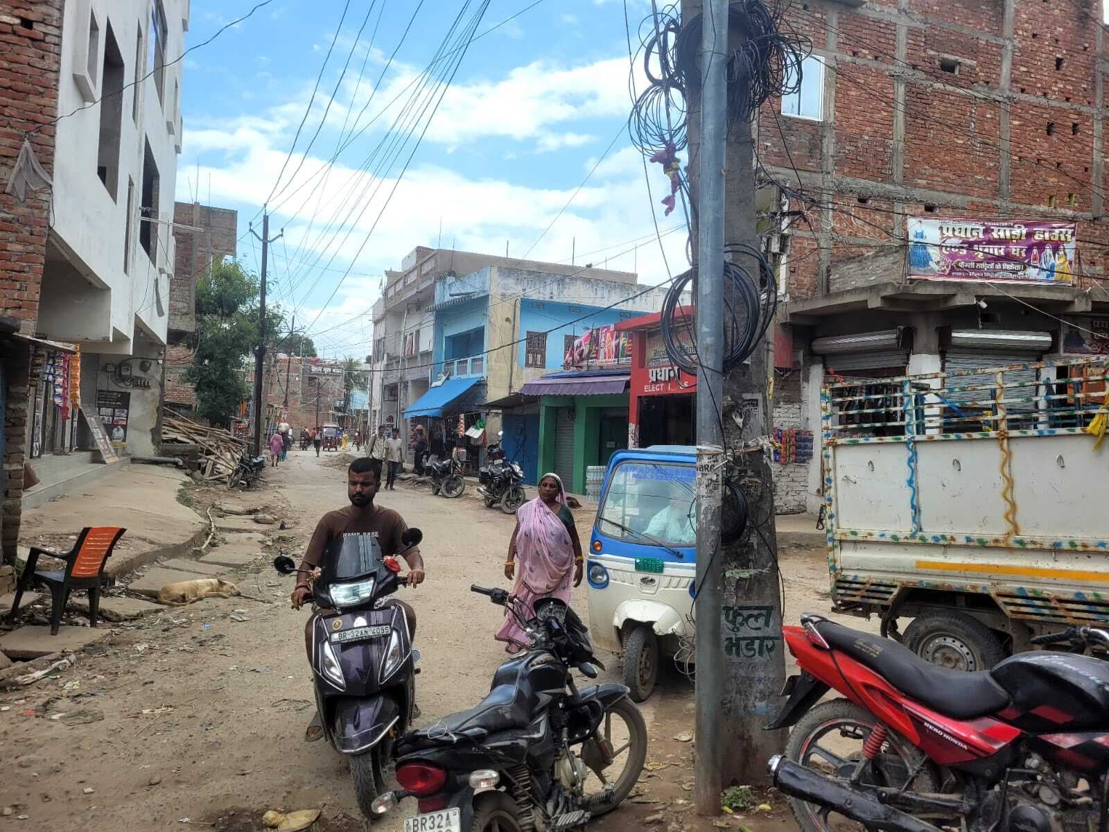 Madhubani News : बिजली पोल झुकने से दुर्घटना की आशंका