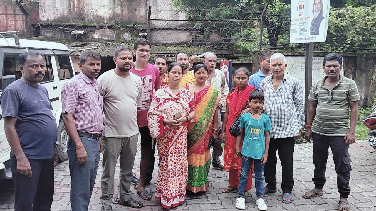 Bokaro News : तीन दिनों से है बिजली गुल, लोगों ने किया रोड जाम