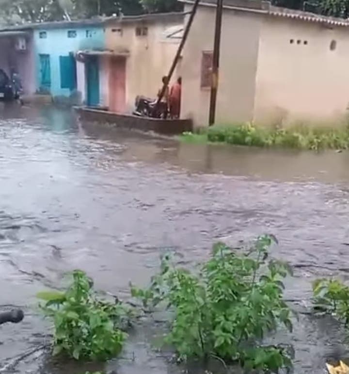 Bokaro News : कई घरों में घुसा बारिश का पानी, सामान बरबाद