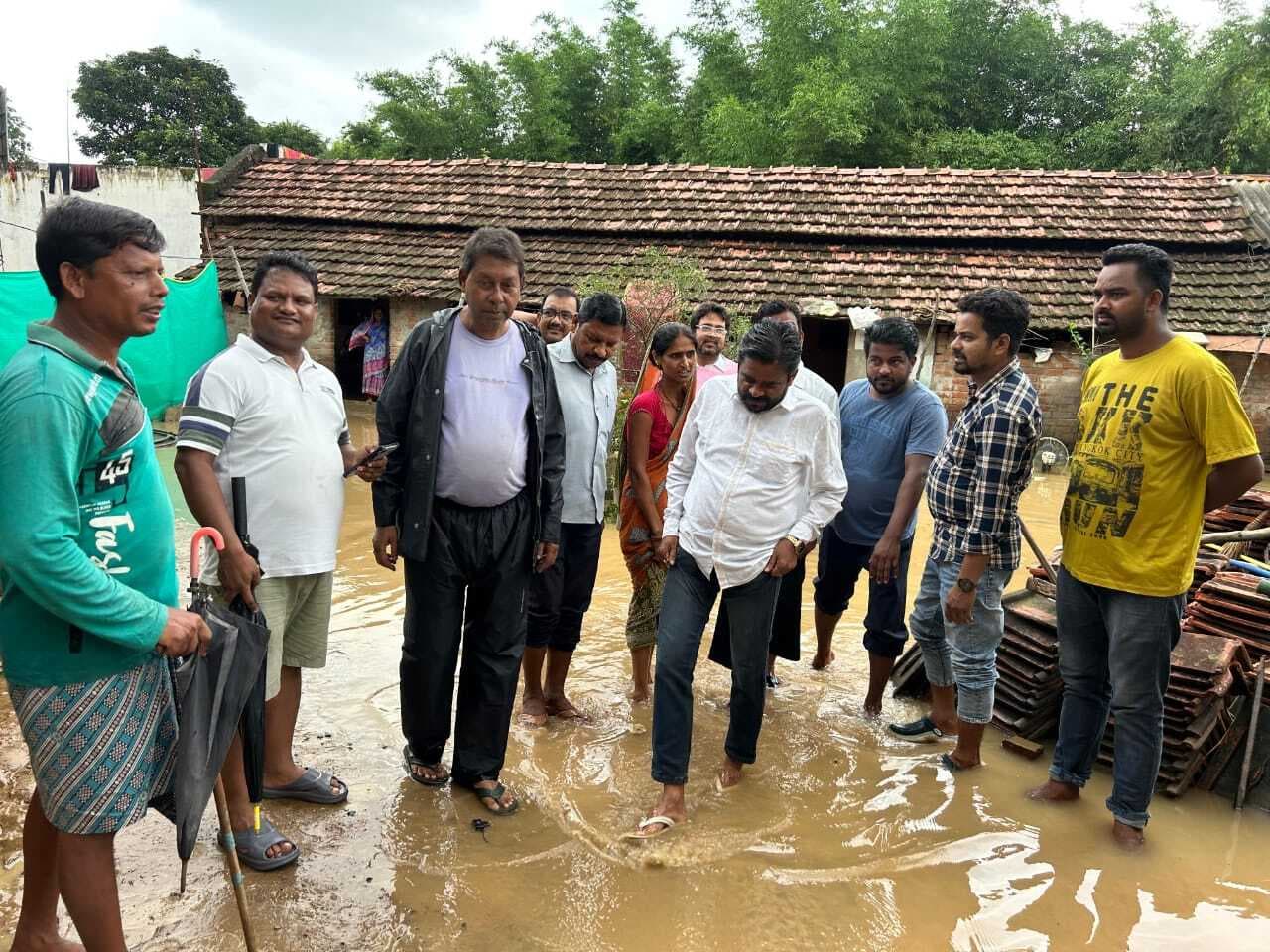 East Singhbhum News : चाकुलिया : आसमान से बरसी आफत, 127.6 मिमी बारिश हुई, घरों में घुसा पानी