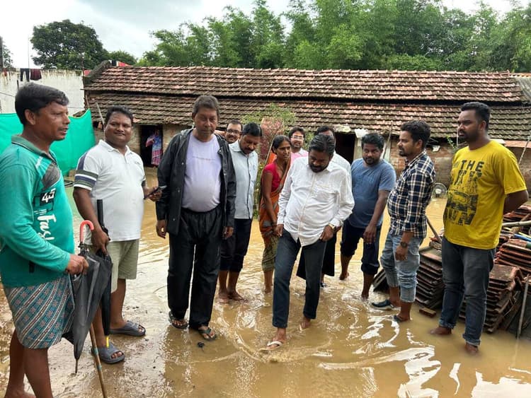 East Singhbhum News : चाकुलिया : आसमान से बरसी आफत, 127.6 मिमी बारिश हुई, घरों में घुसा पानी