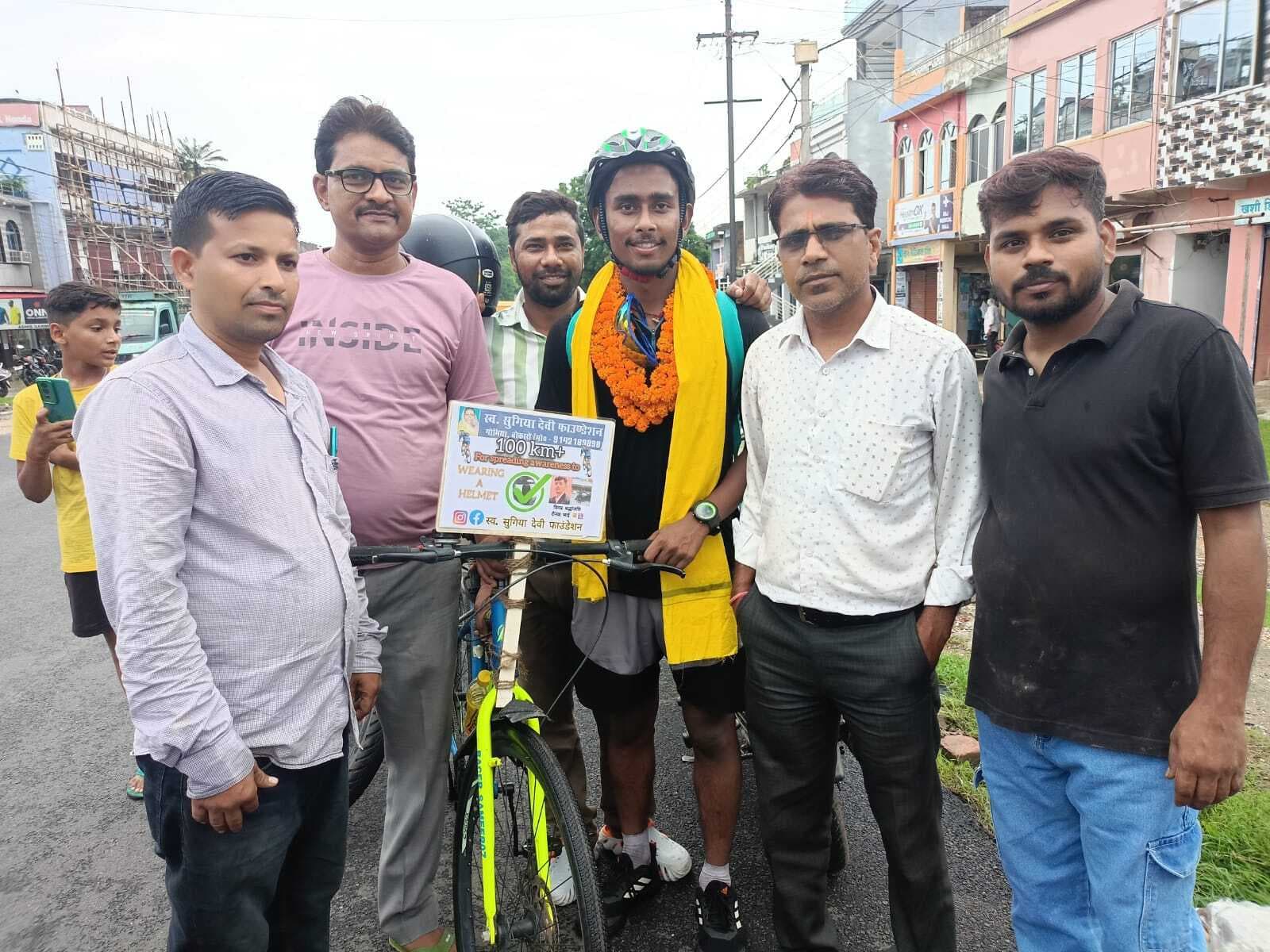 Bokaro News : साइकिल यात्रा कर हेलमेट पहनने के प्रति किया जागरूक