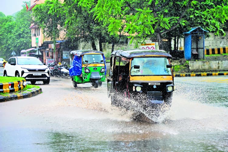 Jamshedpur News : मानगो में बारिश का असर, छोटे पुल पर जमा पानी, वाहन चालक व राहगीर परेशान