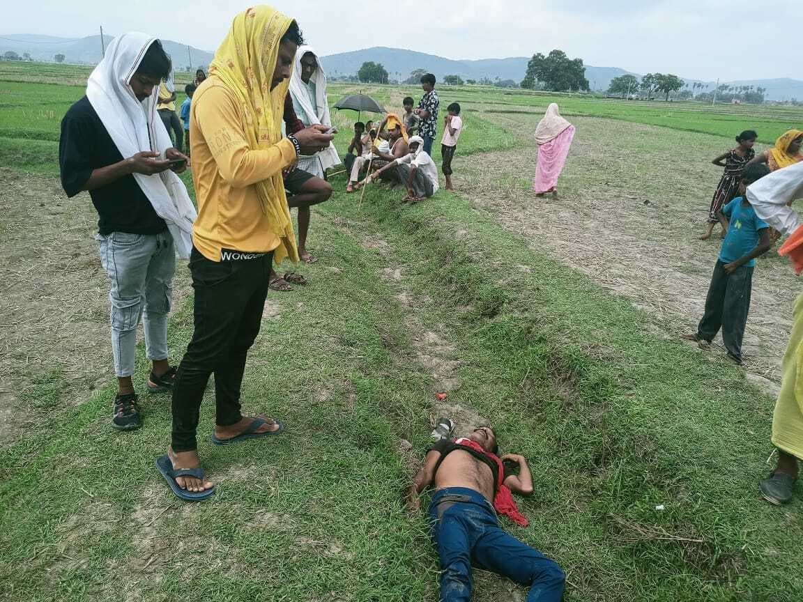 परसिया गांव के बधार में मिला शव, गला दबाकर हत्या की आशंका