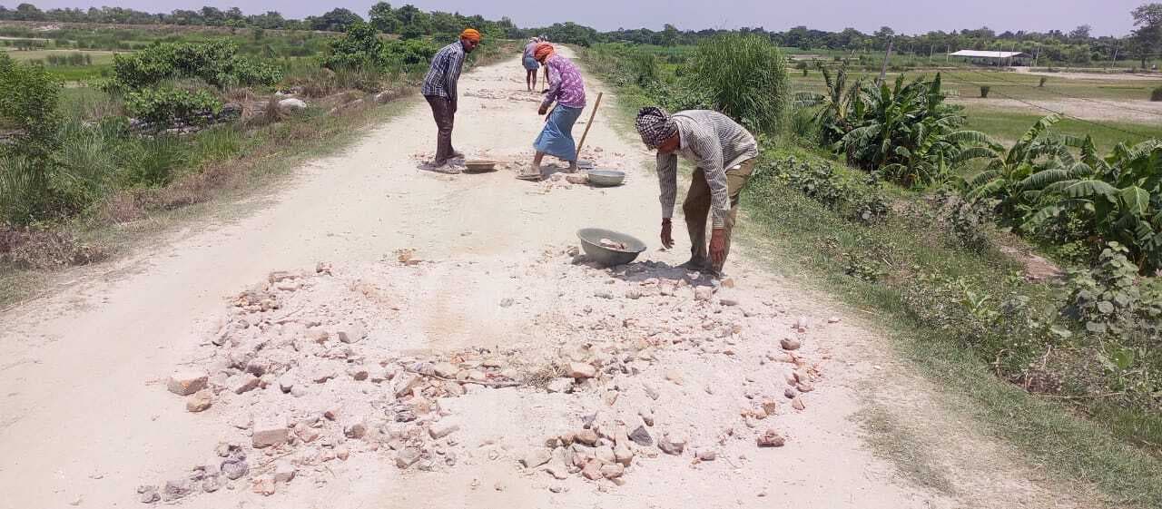 अहिरौली दान से रामपुर टेगराही गांव तक 8.5 किमी सड़क का मरम्मत कार्य शुरू, बाढ़ की आपातकालीन स्थिति में एक जगह से दूसरी जगह बचाव सामग्री ले जाना आसान