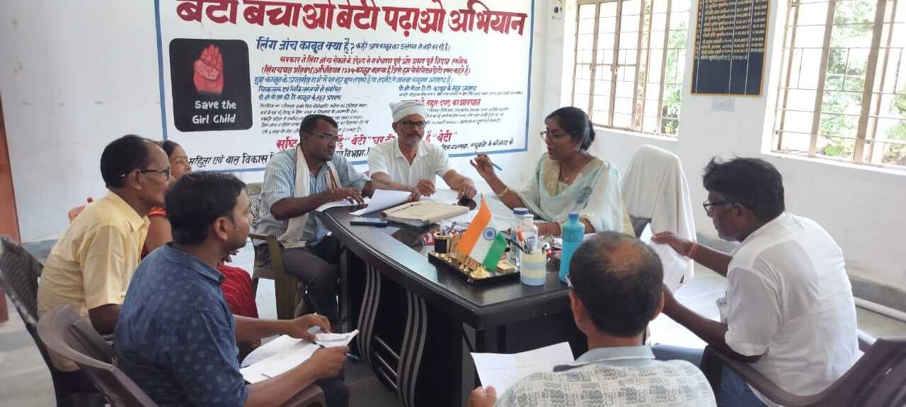 Madhubani : पर्यवेक्षक ने बीएलओ के साथ एन्यूमरेशन फॉर्म वितरण को लेकर की समीक्षा बैठक