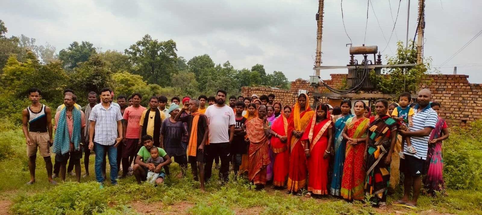 ट्रांसफॉर्मर जला, हेसालौंग मुंडाटोली गांव अंधेरे में, ग्रामीण परेशान