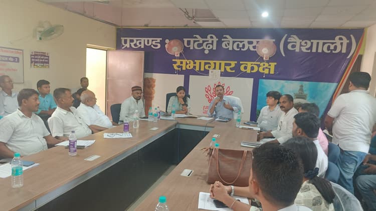 hajipur news. मतदाता सूची गहन पुनरीक्षण की डीडीसी ने की समीक्षा