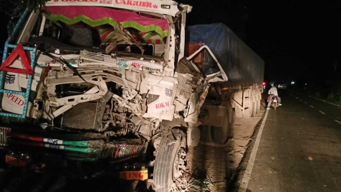 बनकट्टी गांव में दो ट्रकों की टक्कर में खलासी घायल