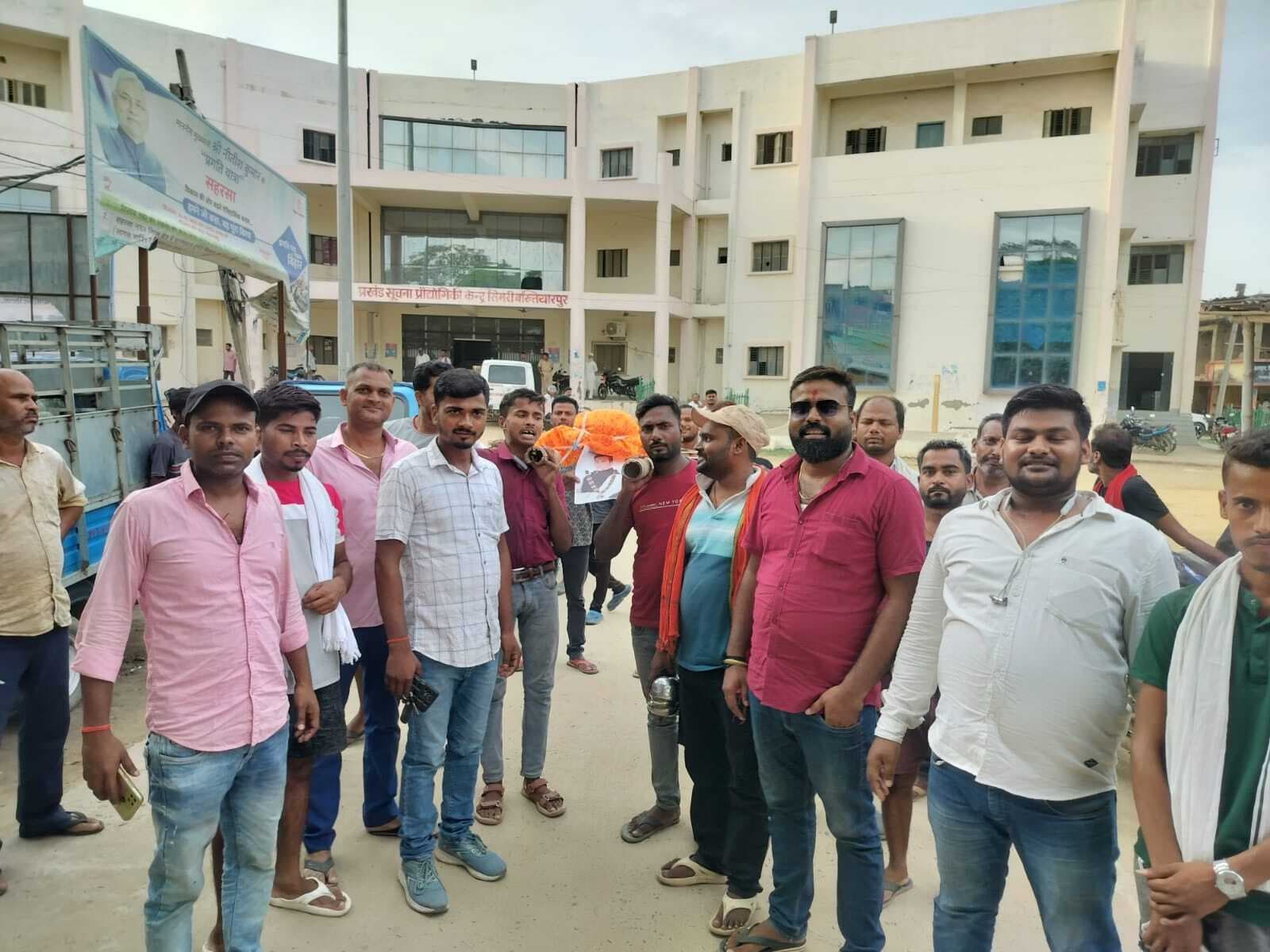 विधायक का अर्थी जुलूस निकाल जताया विरोध