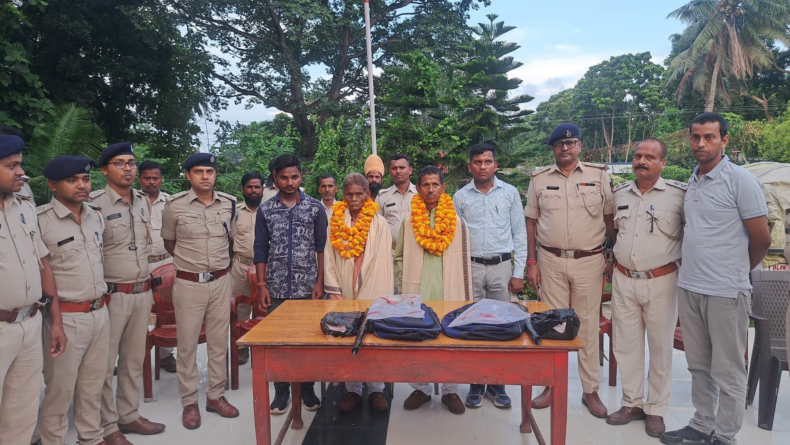 सेवानिवृति पर दो चौकीदारों को दी गयी विदाई