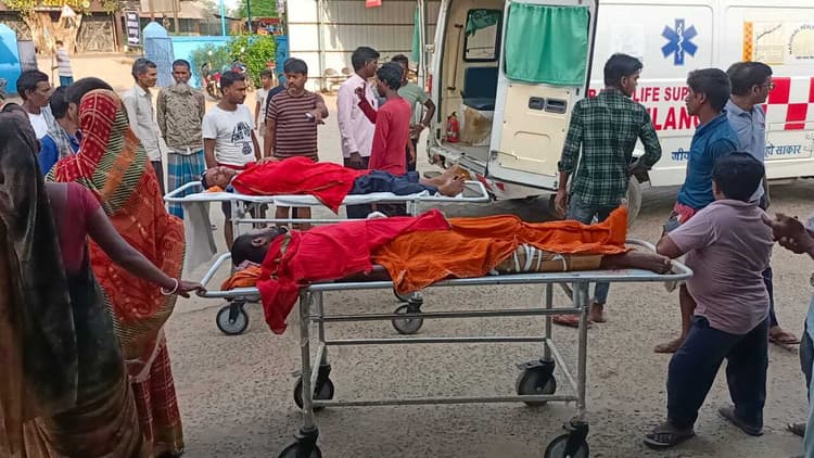 बालू लोड जुगाड़ गाड़ी के धक्के से तीन जख्मी, रेफर