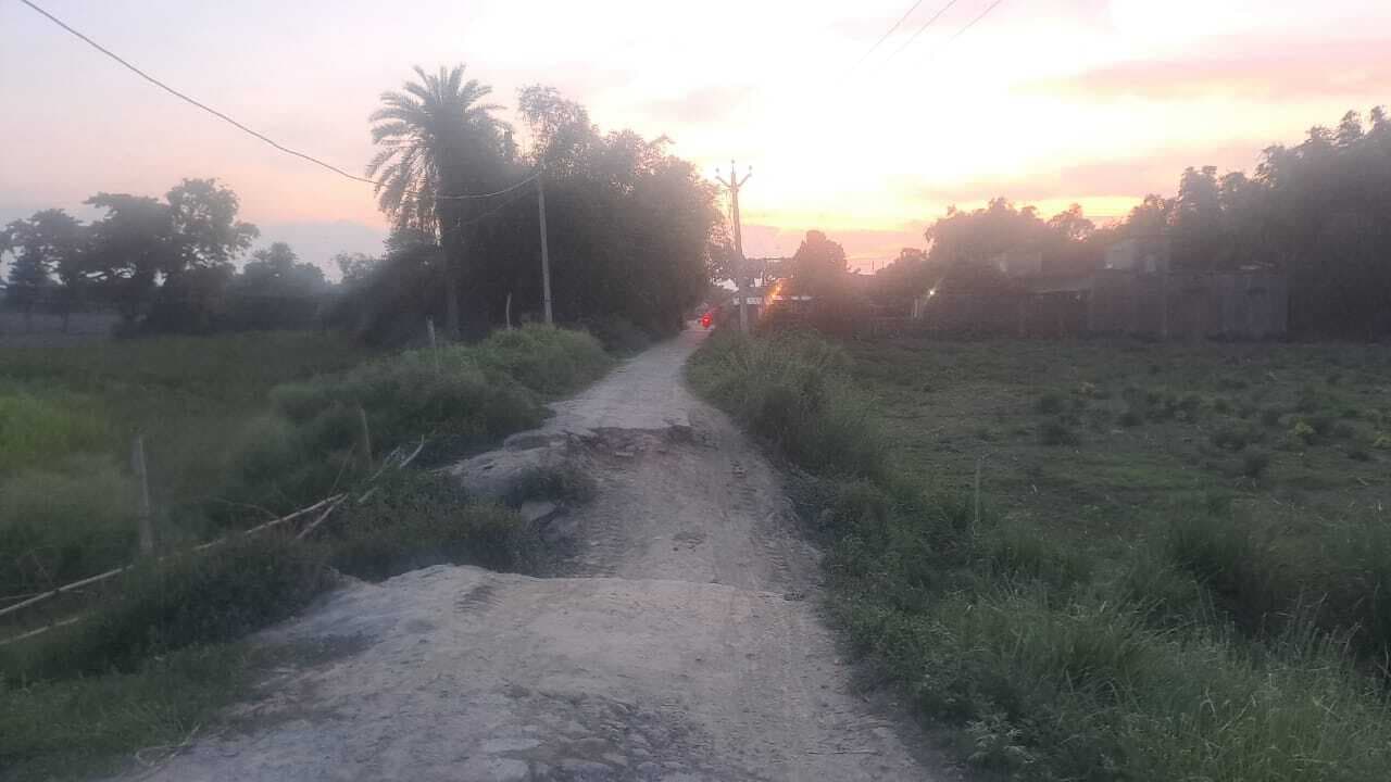 ललिया गांव की जर्जर सड़क से लोगों में आक्रोश
