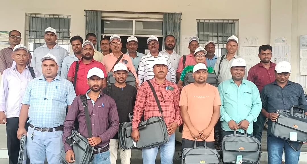 मतदाता सूची पुनरीक्षण को बीएलओ को बांटी गई सामग्री