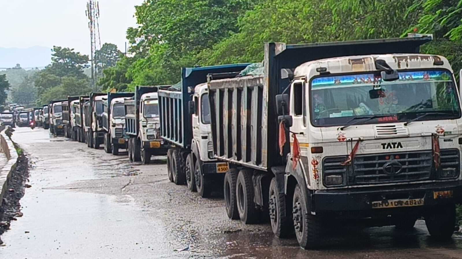 प्रबंधन पर भेदभाव का आरोप, डंपर मालिकों ने रोकी कोयला ढुलाई