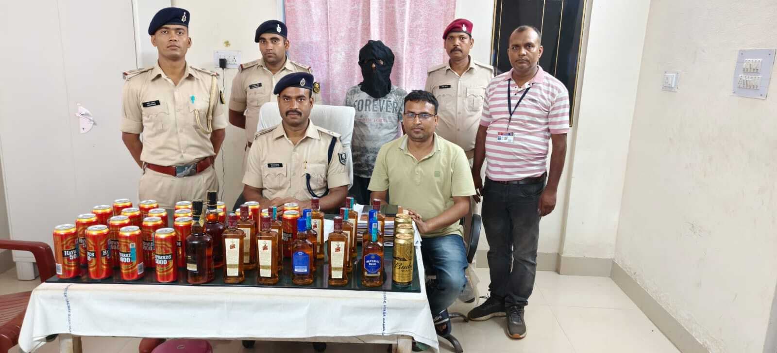 राधिकापुर पैसेंजर ट्रेन से 18 लीटर शराब के साथ तस्कर गिरफ्तार