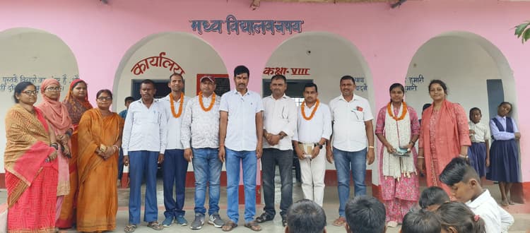 मवि चपय में बच्चों ने पुष्प वर्षा कर शिक्षक को दी भावपूर्ण विदाई