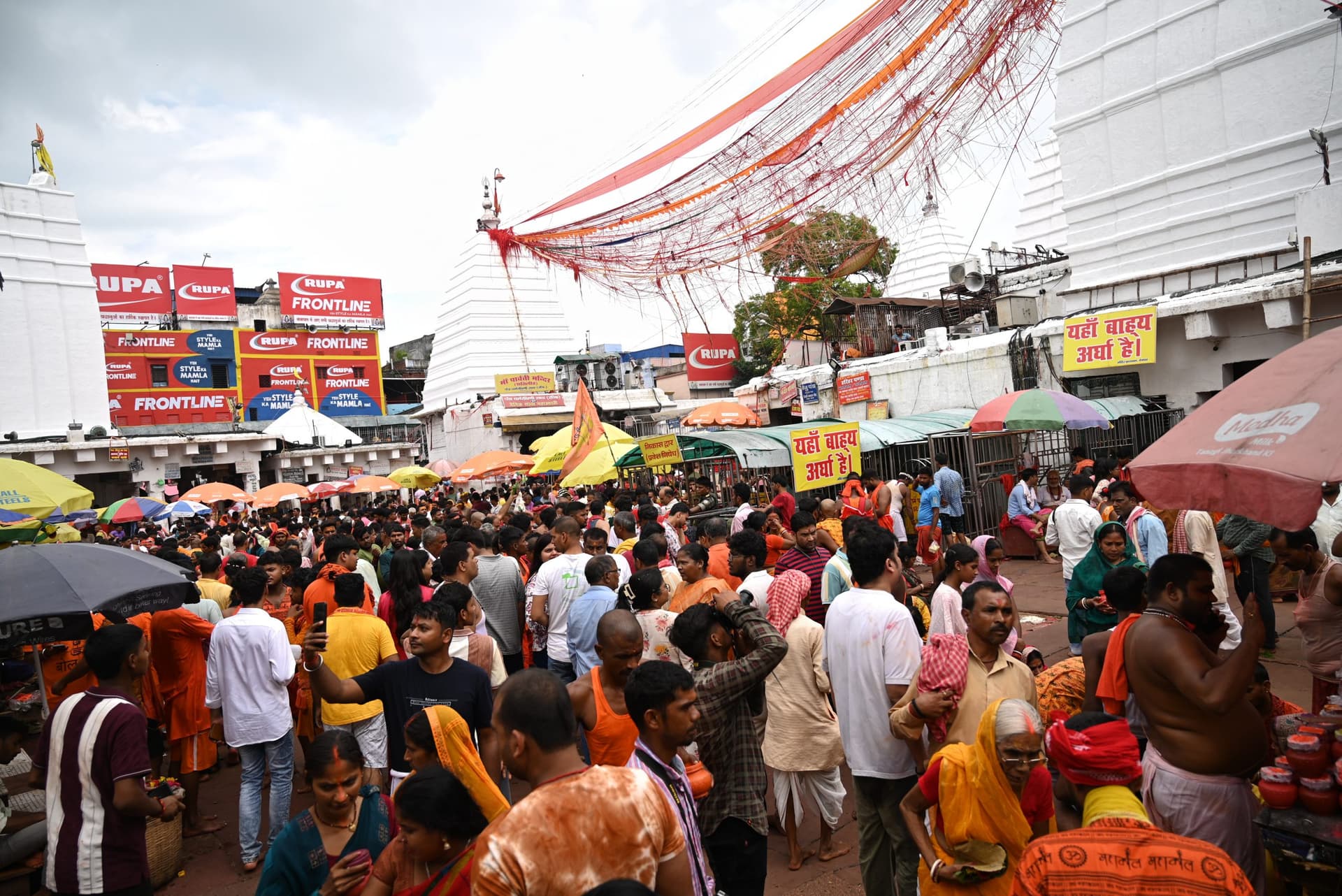 Deoghar news : श्रावणी मेले से पहले बाबा मंदिर में उमड़ रहा श्रद्धालुओं का सैलाब