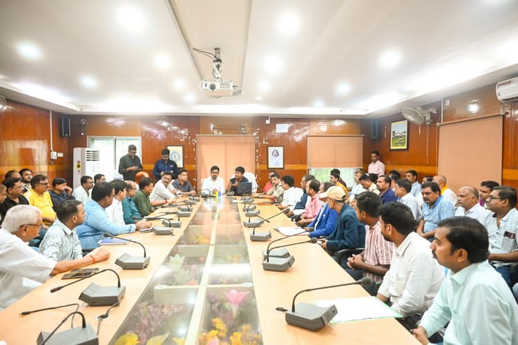 Deoghar News : पेड़ा-चूड़ा और होटल की दरों पर सहमति, डीसी ने गुणवत्ता और स्वच्छता पर दिया जोर