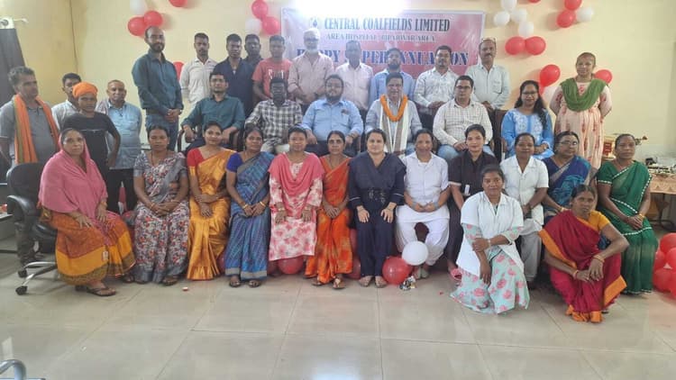 एरिया मेडिकल ऑफिसर सहित तीन सीसीएलकर्मियों को दी गयी विदाई