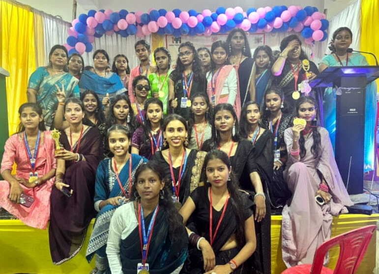 लोकनृत्य की प्रस्तुति से छात्राओं ने बांधा समां