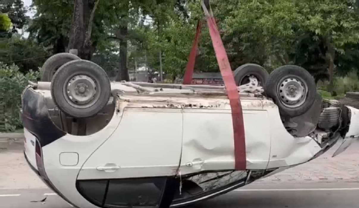 Road Accident: भतीजे ने चाचा को मारी चाकू, घायल हालत में गाड़ी चलाते वक्त हो गया हादसा